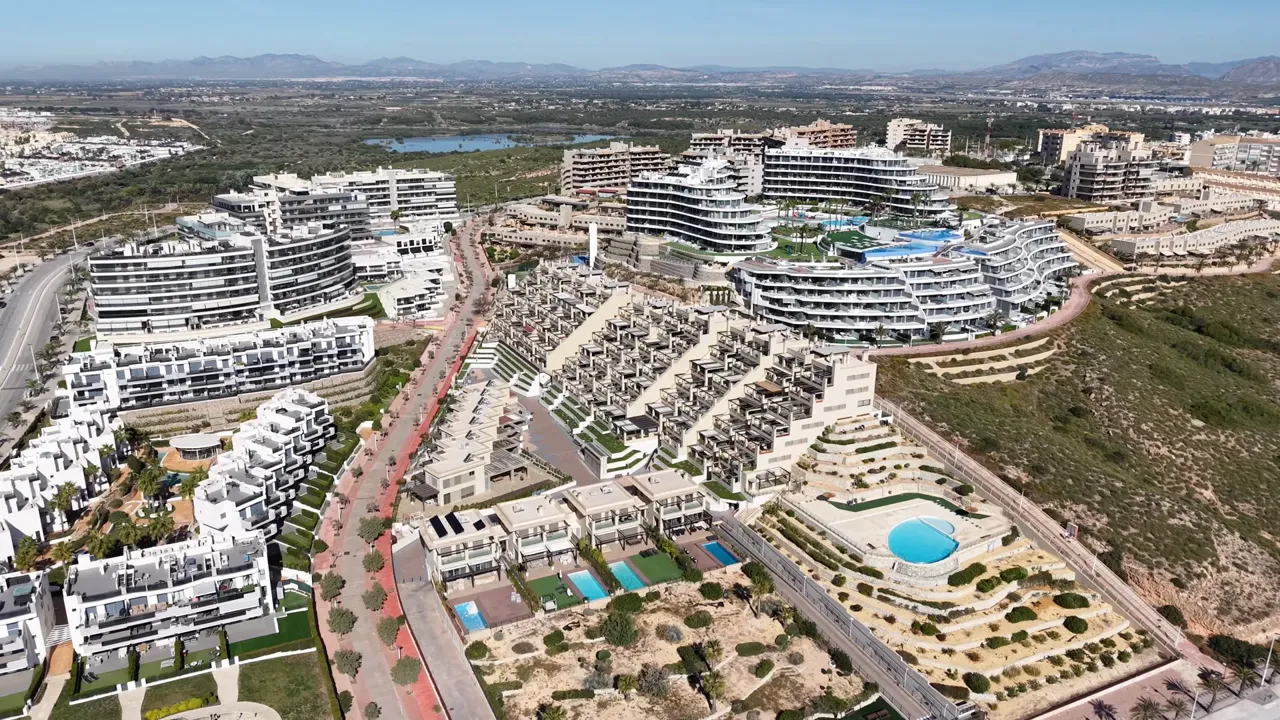 Vista aérea de un conjunto residencial, su entorno y sus accesos