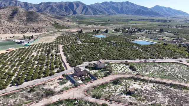 Terreno agrícola, relieve e infraestructura de riego
